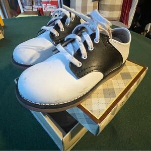 “Footmates” Classic Cheer White, Blackeye Pea Kids Shoes